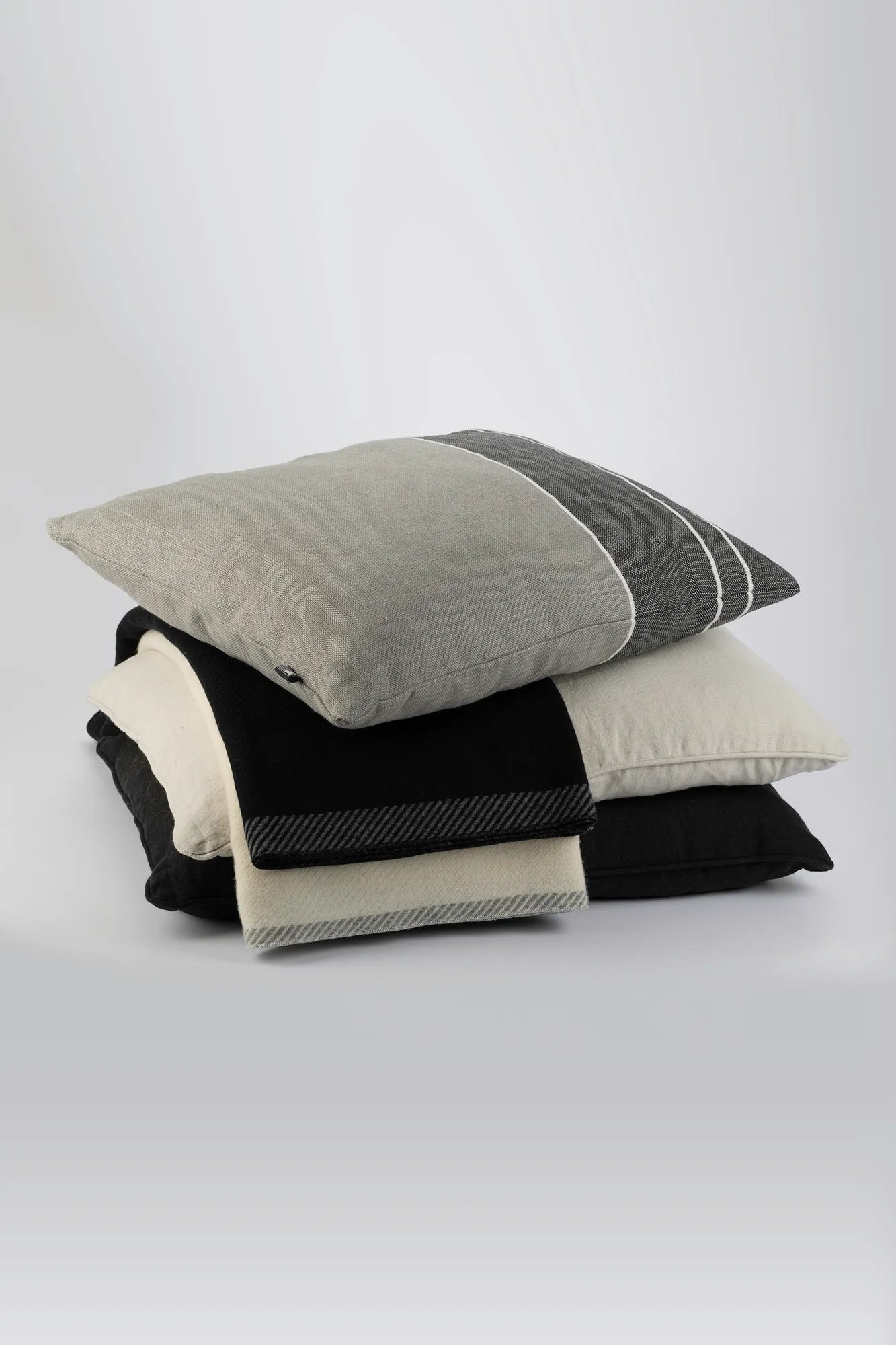Randi grå kudde 60 cm | Randi grey cushion | Randi grau Kissen