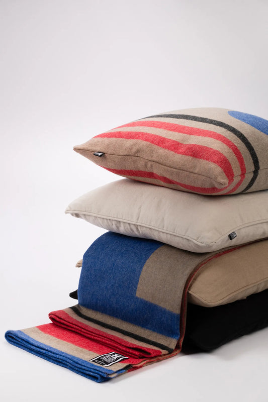 Alma pläd 180 cm stilren belysning | Alma throw blanket minimalist lighting | Alma Wohndecke minimalistische Beleuchtung