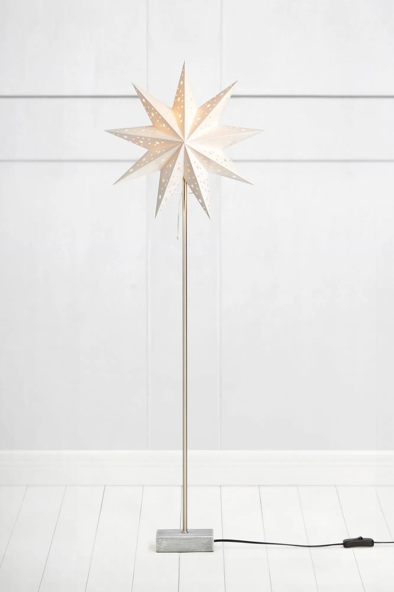 Svan vit golvlampa stilren belysning | Svan white floor lamp minimalist | Svan weiß Stehlampe minimalistische Beleuchtung