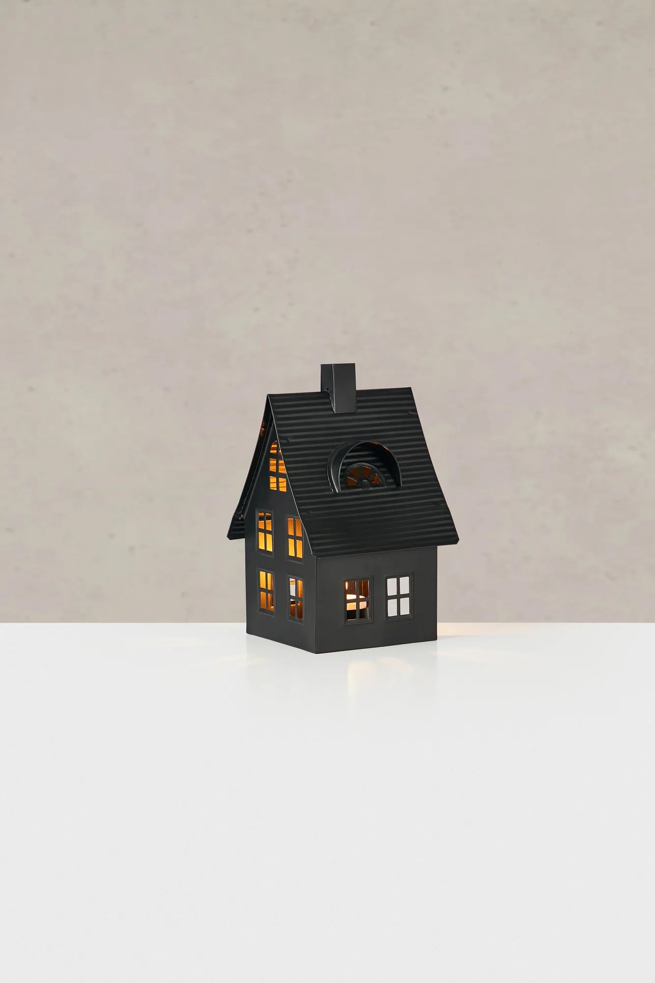 Luton svart lampa stilren belysning | Luton black lamp minimalist lighting | Luton schwarz Lampe minimalistische Beleuchtung