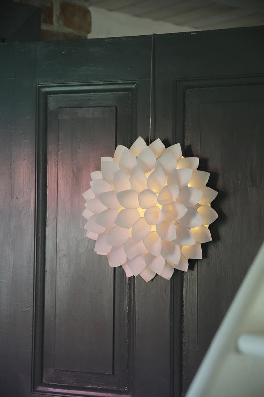 Dahlia vit bordslampa stilren belysning | Dahlia white table lamp | Dahlia weiß Tischlampe minimalistische Beleuchtung